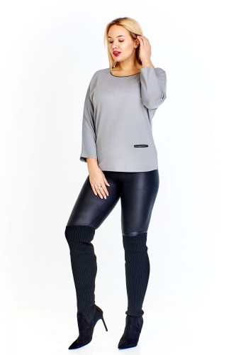 Monochromatyczna bluzka z czarną lamówką przy dekolcie i a'la kieszonce