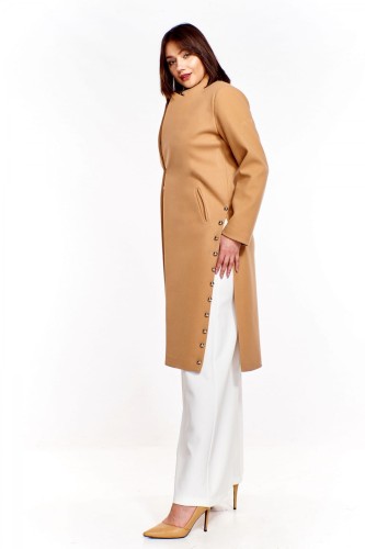 płaszcz z rozcięciami i ozdobymi guzikami po bokach