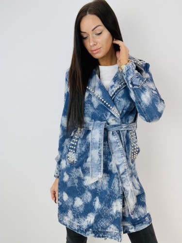 dżinsowy płaszcz z ćwiekami i wiązaniem w pasie