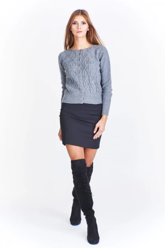 Sweter o ciekawym splocie zapinany na guziczki