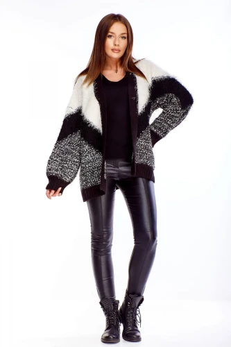 krótki sweter o kroju typu onesize